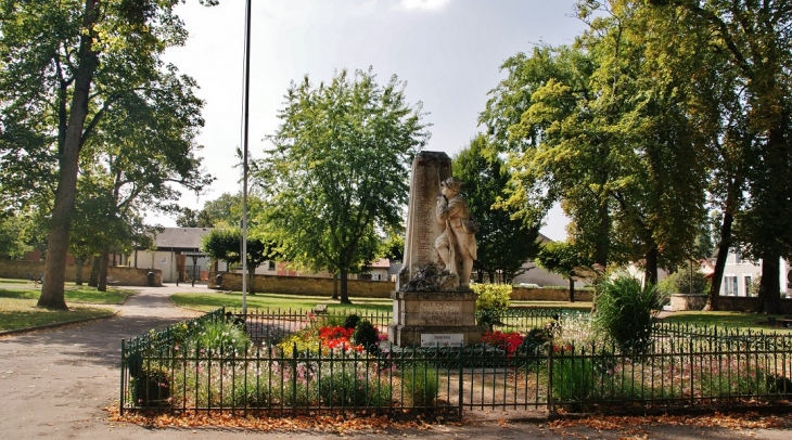 Monument aux Morts - Pougues-les-Eaux