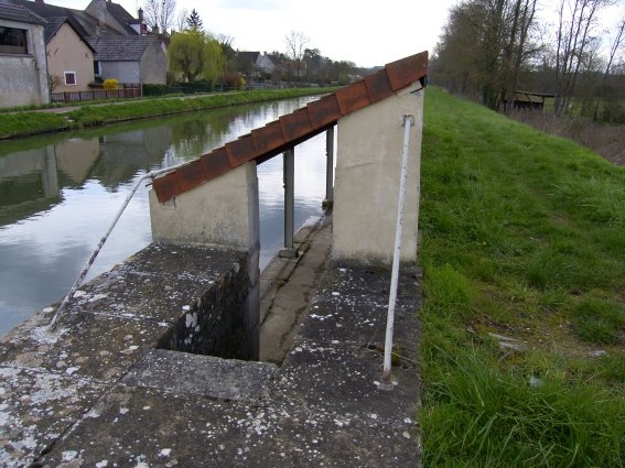Le lavoir se trouve sur le canal du Nivernais - Pousseaux
