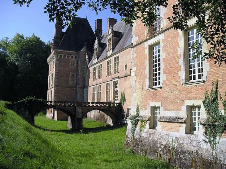 L'arrière du château - Saint-Amand-en-Puisaye