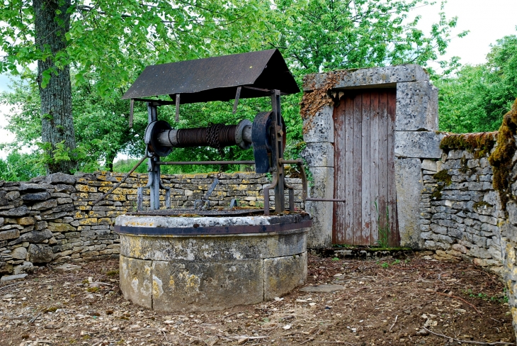 Joli puits au centre du village - Saint-Germain-des-Bois