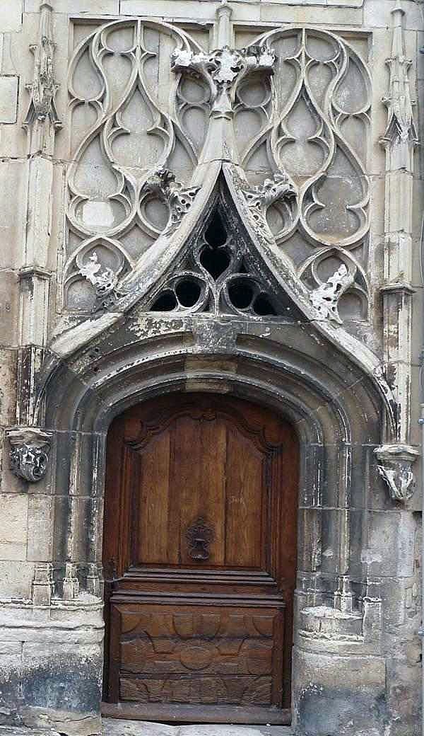 Porte gothique du presbytère - Saint-Pierre-le-Moûtier