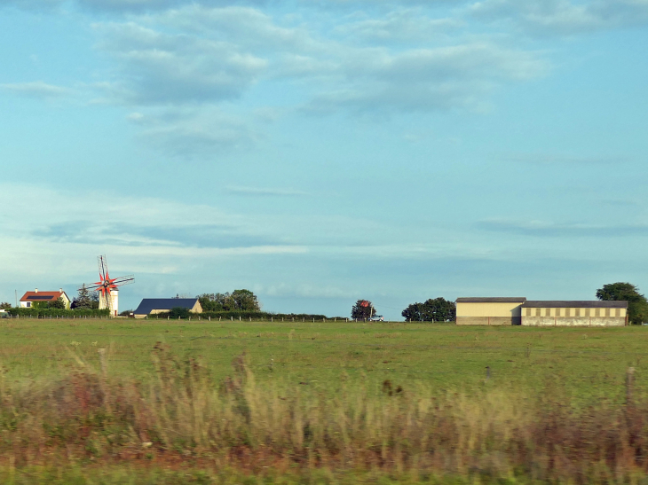Le moulin des Eventées vu de l'autoroute - Saint-Pierre-le-Moûtier