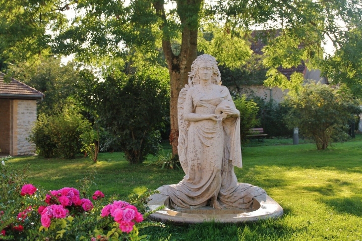 Fontaine - Suilly-la-Tour