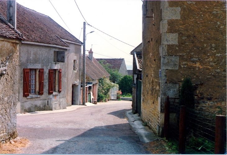 De la rue de la Crestosse, jonction avec (à gauche) la rue de la Chauminette et qui descend, la rue du Pavé - Trucy-l'Orgueilleux