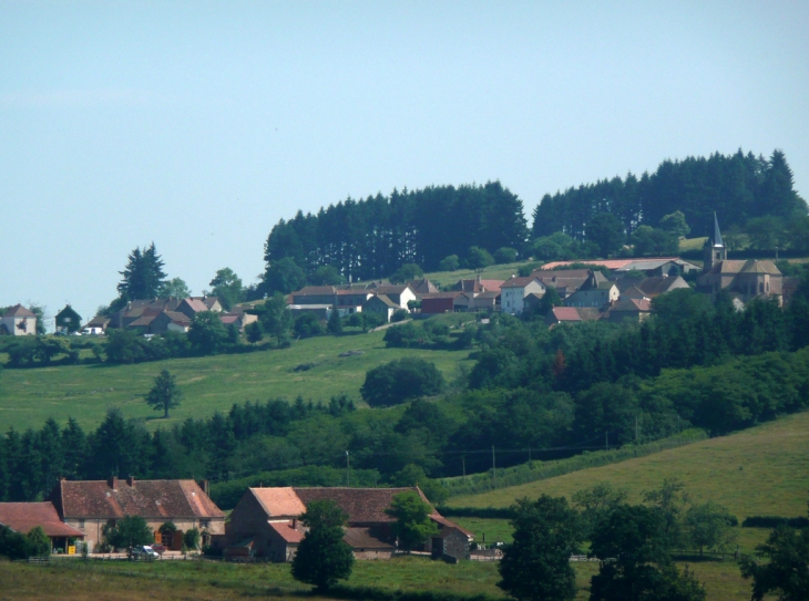 Le Bourg depuis la rte de Rambuteau - Beaubery