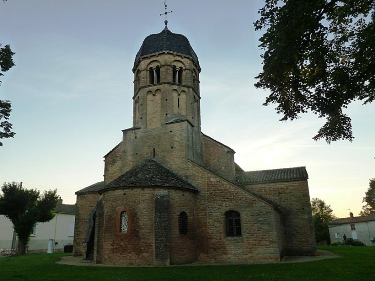 Le clocher et le chevet de l'église - Charnay-lès-Mâcon