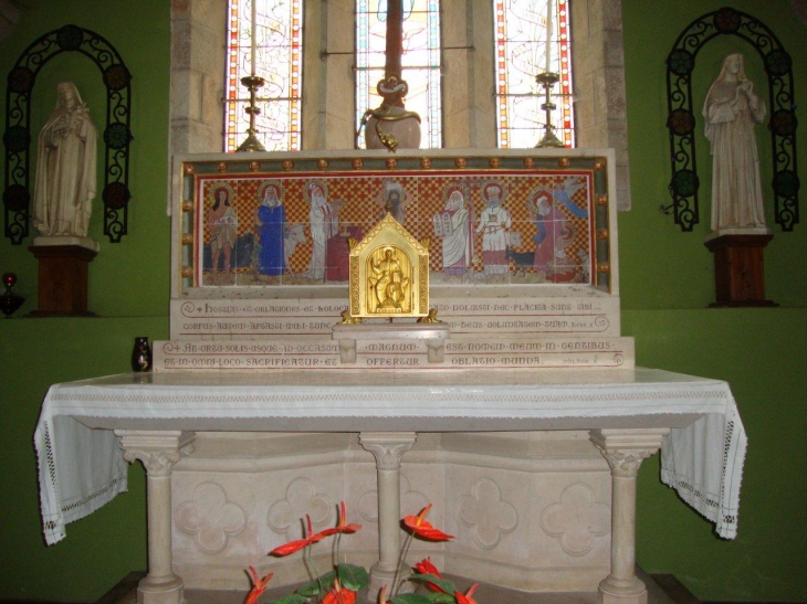 Clermain (71520) église: l'autel