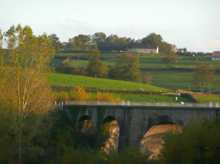 Pont SNCF depuis la Mairie - Lugny-lès-Charolles