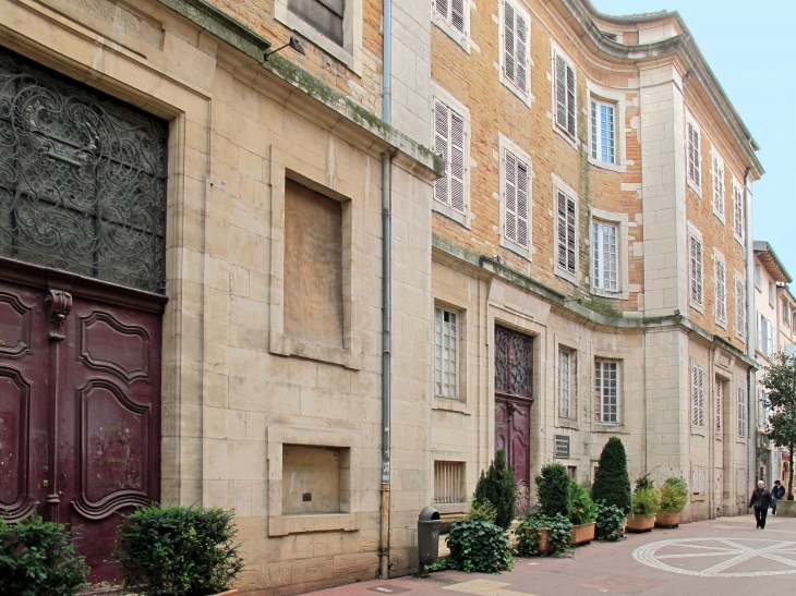 Hôpital de la Charité (1752-1761).  Fondé par Saint-Vincent de Paul en 1621 et reconstruit par Soufflot au 18ème siècle.  - Mâcon