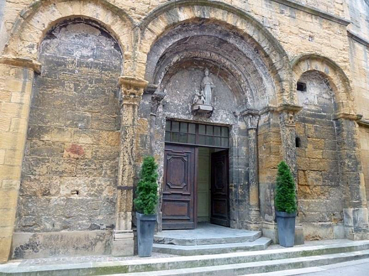 L'entrée de l'église - Marcigny