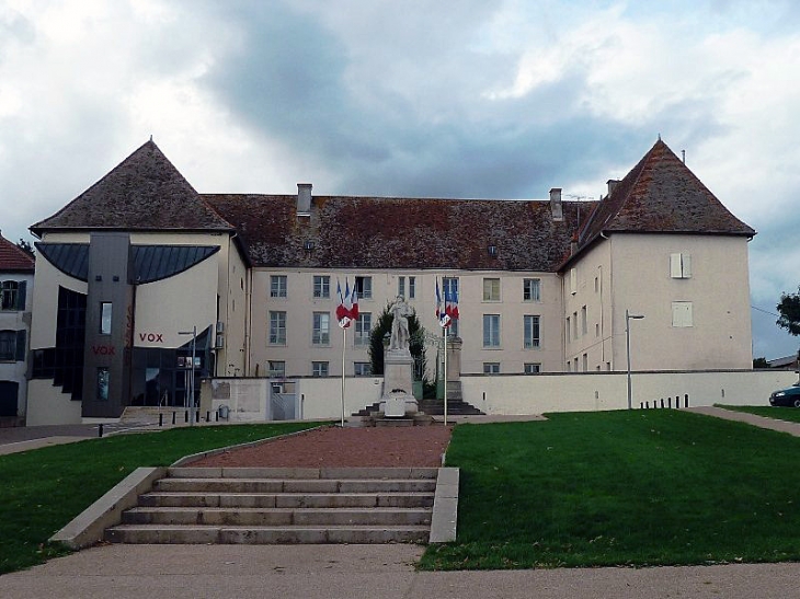 Le couvent des Ursulines (cinéma et école) et le monument aux morts - Marcigny