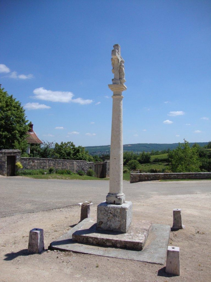 Mercurey (71640) monument aux morts à Touches