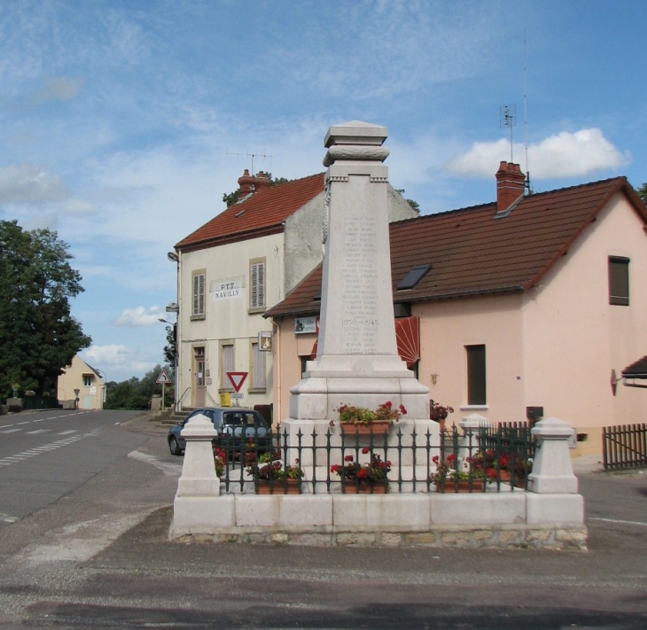 LE MONUMENT AUX MORTS - Navilly