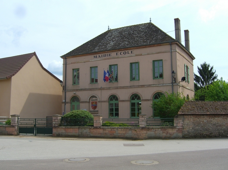 La mairie et l'école vues de la rue Bourgeoise - Préty
