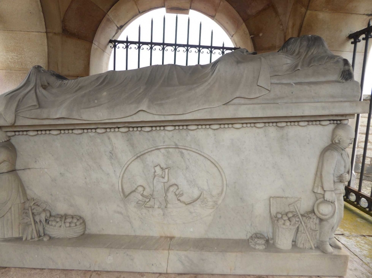 Le monument funéraire Baiilloux Haumonté , médecin bienfaiteur du village - Saint-Ambreuil