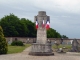 le monument aux morts dans le cimetière