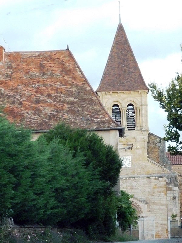 Vers l'église - Saint-Julien-de-Jonzy