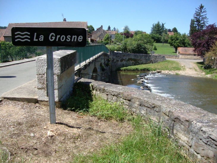 Savigny-sur-Grosne (71460) la Grosne à Messeugne 