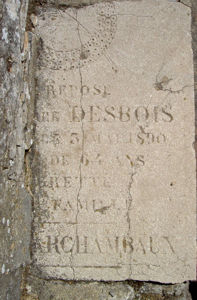 Ancienne pierre tombale servant de marche à l'église - Suin