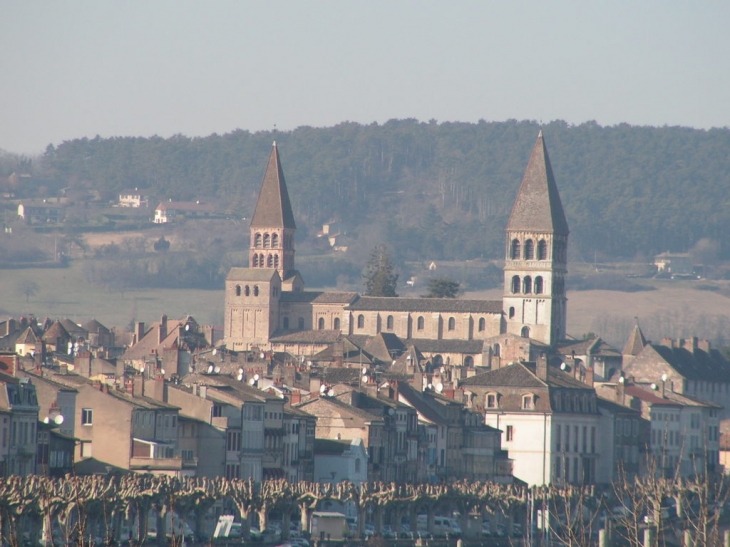 L' abbaye vue du pont nord - Tournus