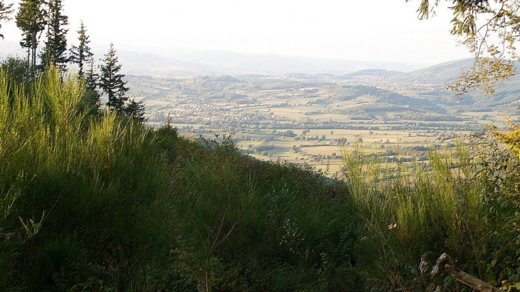 Le bois de La ravière ; vue sur Mesvres et la vallée de l'Arroux - Uchon