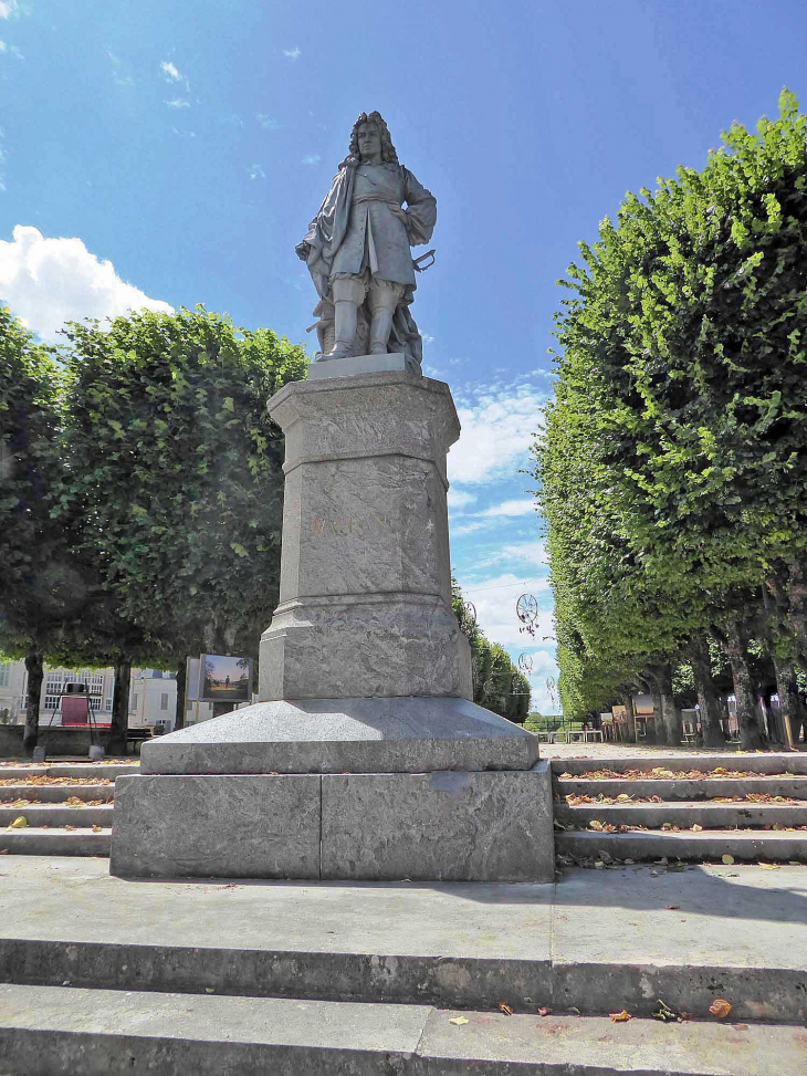 Promenade des Terreaux Vauban : la statue de Vauban - Avallon