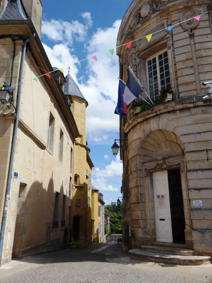 L'hôtel de ville à l'angle de la rue Belgrand - Avallon