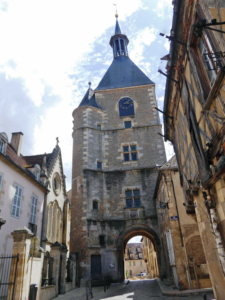 Grande rue Aristide Briand : la Tour de l'Horloge - Avallon