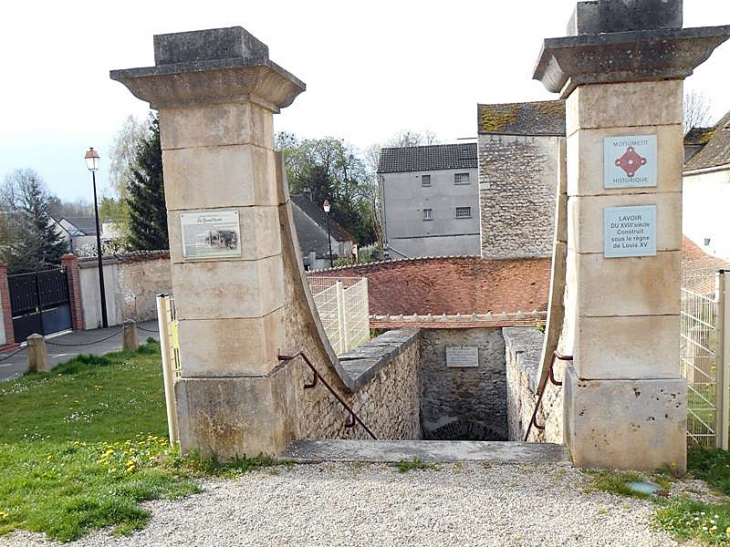 L'escalier d'accès au grand lavoir - Brienon-sur-Armançon