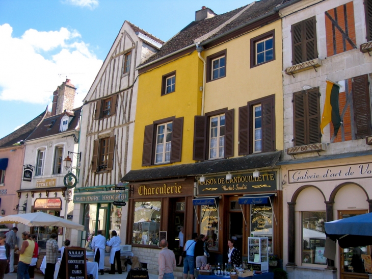 Centre-ville de Chablis un jour de marché
