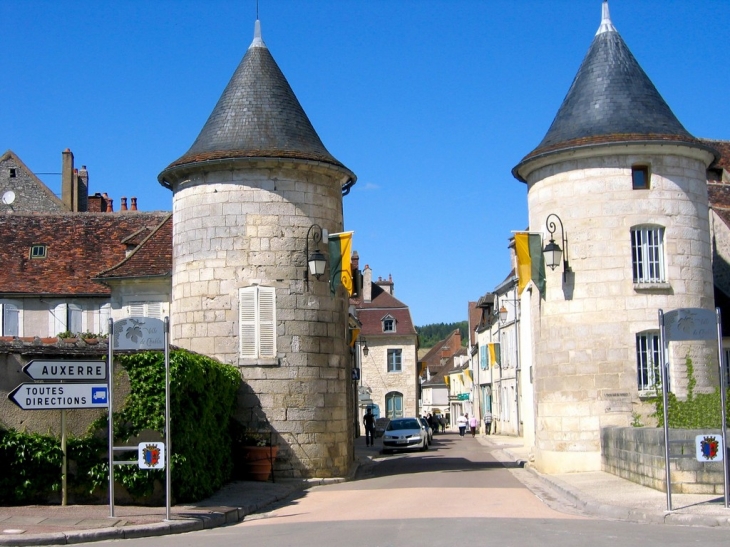 Les tours rondes de la Porte Noël, du nom du maçon Jéhan - Chablis