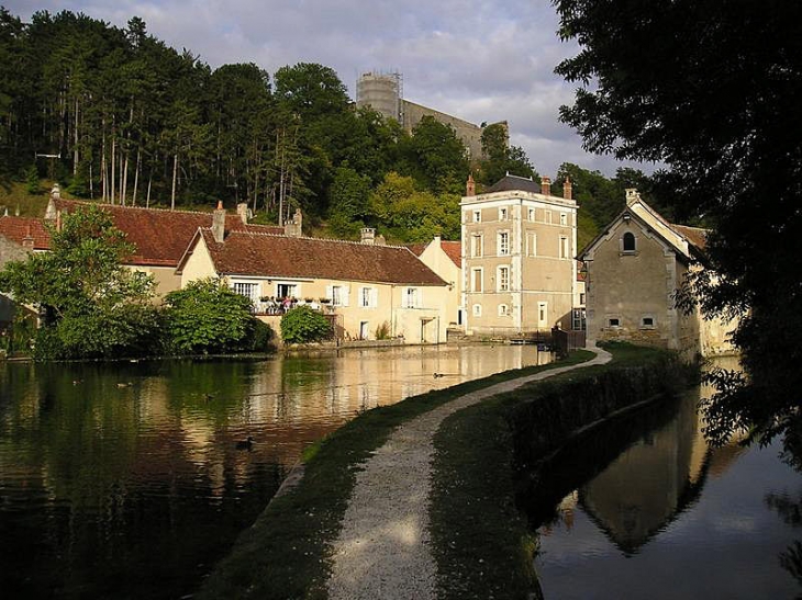 Le bourg  au bord de l'eau sous le château - Druyes-les-Belles-Fontaines