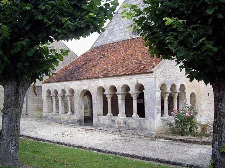 Le narthex de l'église - Escolives-Sainte-Camille