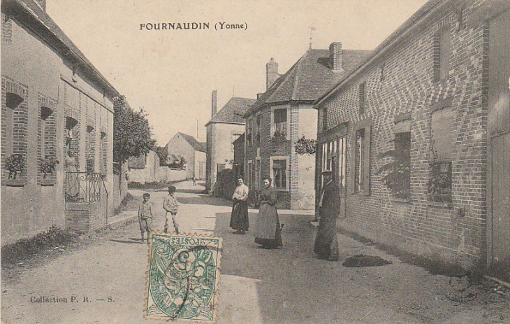 Carte postale ancienne dans la rue principale de Fournaudin...