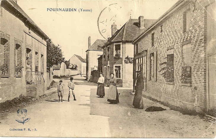 Carte postale de la rue principale du 15/11/1915, près ancienne boulangerie et église. - Fournaudin