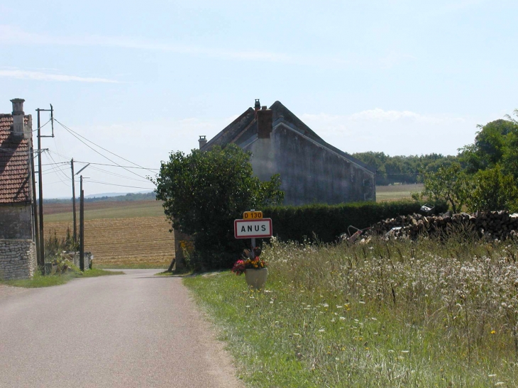 Anus, communes de Fouronnes, sur la D 130.