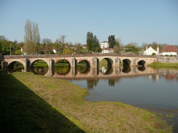Pont du XVI ème siécle - Guillon