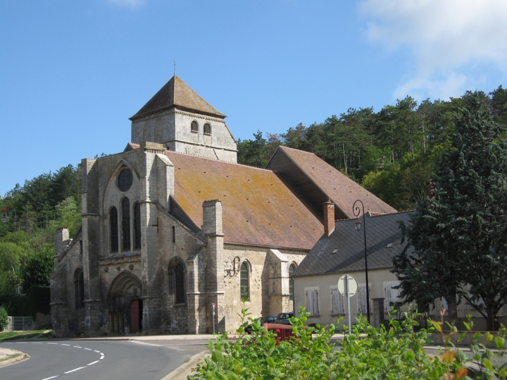 L'église vue de la N151 - Gy-l'Évêque