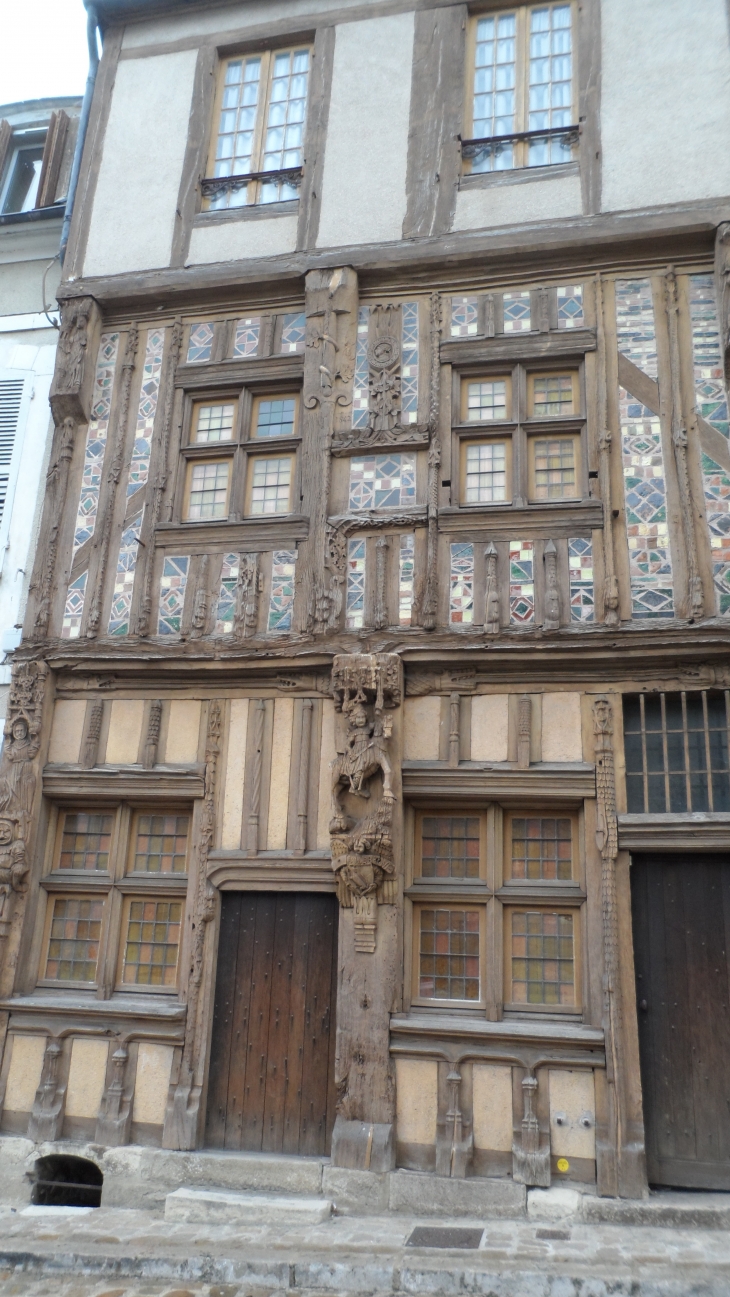 Maison de bois du XVI e siècle.  - Joigny