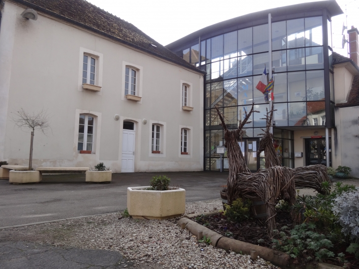 La Mairie de Laroche Saint Cydroine - Laroche-Saint-Cydroine