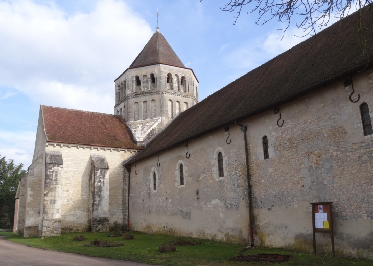 L'église romane de Saint Cydroine - Laroche-Saint-Cydroine