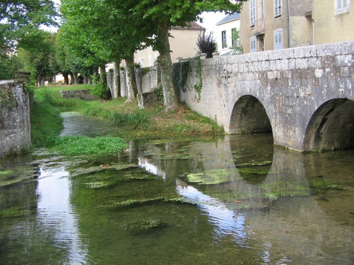 Pont et rivière du lavoir - Noyers