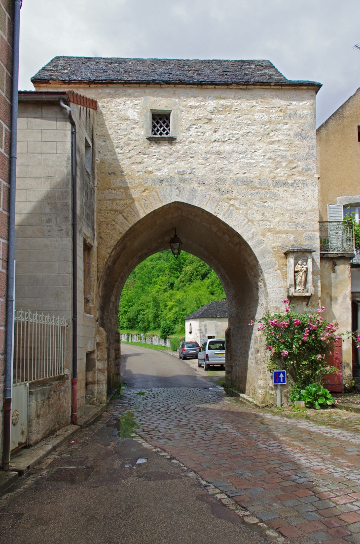 La Porte de Tonnerre (ou de Sainte-Vérote).  Dans la niche, se trouve une statue bourguignonne de la Vierge datant du XVIème siècle.  Chaque 15 août, la statue est ornée d'une grappe de raisin vert ou vérot pour protéger la vigne des orages. - Noyers