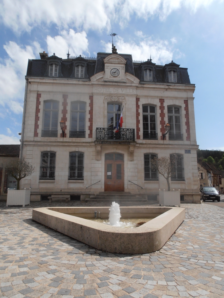 La mairie a été construite en 1886 par l'architecte Pourrain à la place de l'ancien café de la renaissance.  - Saint-Julien-du-Sault