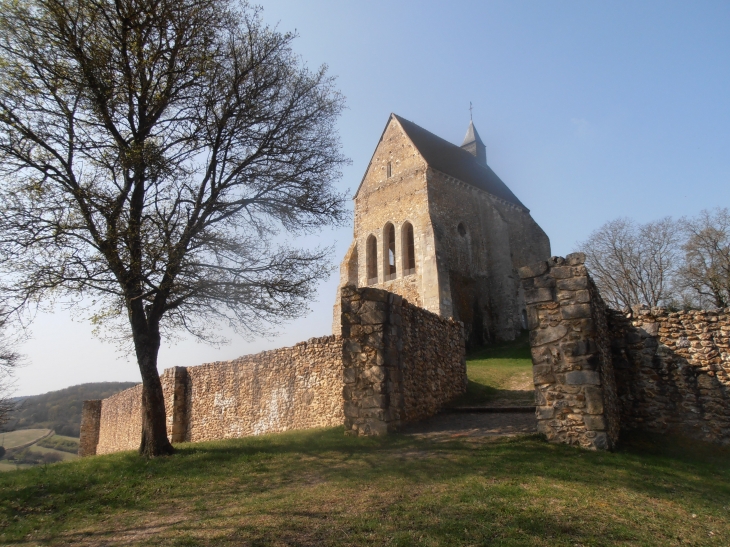 La chapelle de Vauguillain et la poterne qui conduit au cimetière (aujourd'hui abandonné)  - Saint-Julien-du-Sault