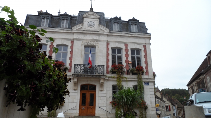 La mairie a été construite en 1886 par l'architecte Pourrain à la place de l'ancien café de la renaissance. - Saint-Julien-du-Sault