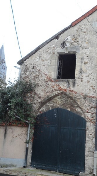 Bâtiment renaissance avec fenetre à meneaux transformé en garage.  - Saint-Julien-du-Sault