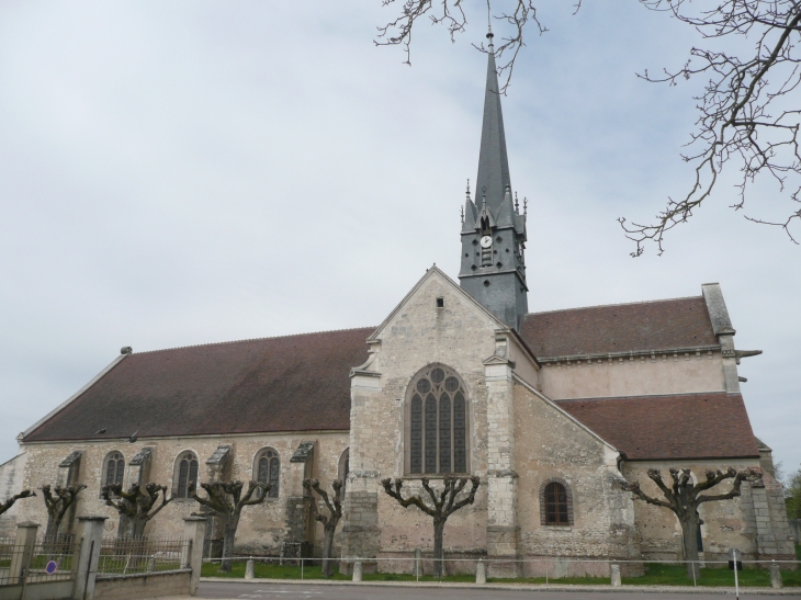 L'église vue rue de Gros Mont - Senan
