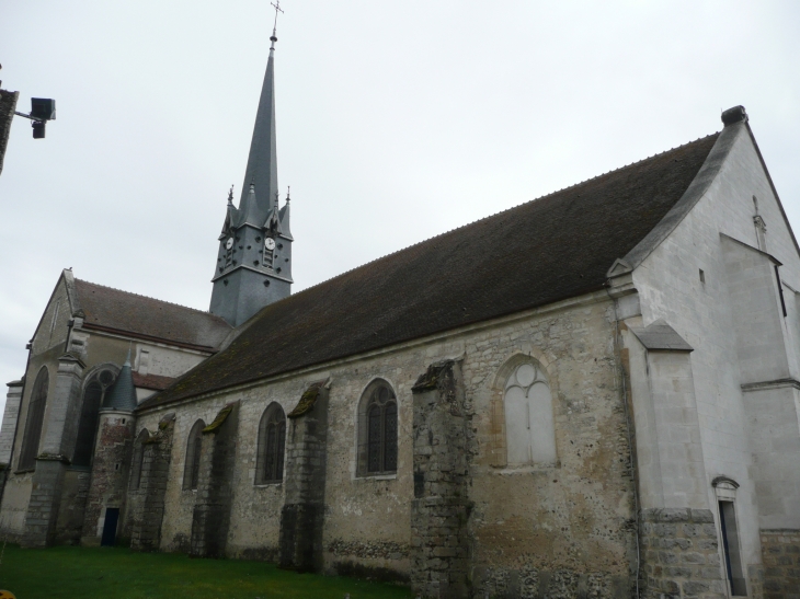 L'église vue rue de Joigny - Senan