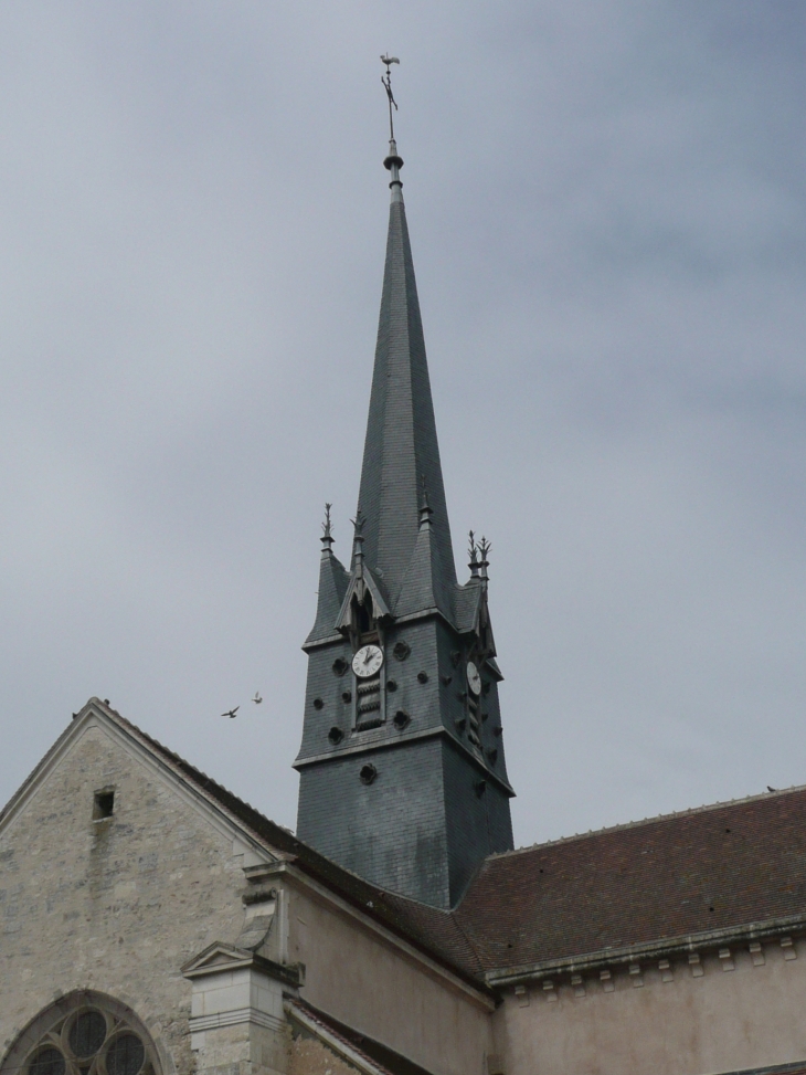 Le clocher de l'église vue rue de Gros Mont - Senan